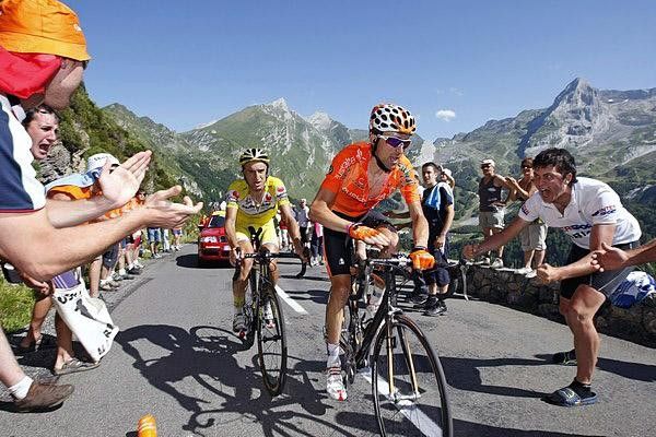 Zubeldia and Cobo on the climb. The Spaniards were partly riding through their own country today.