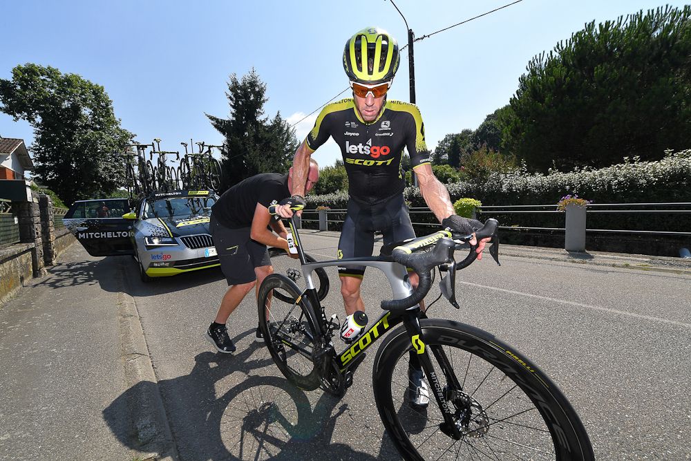 Mitchelton-Scott's Mathew Hayman gets a tyre change