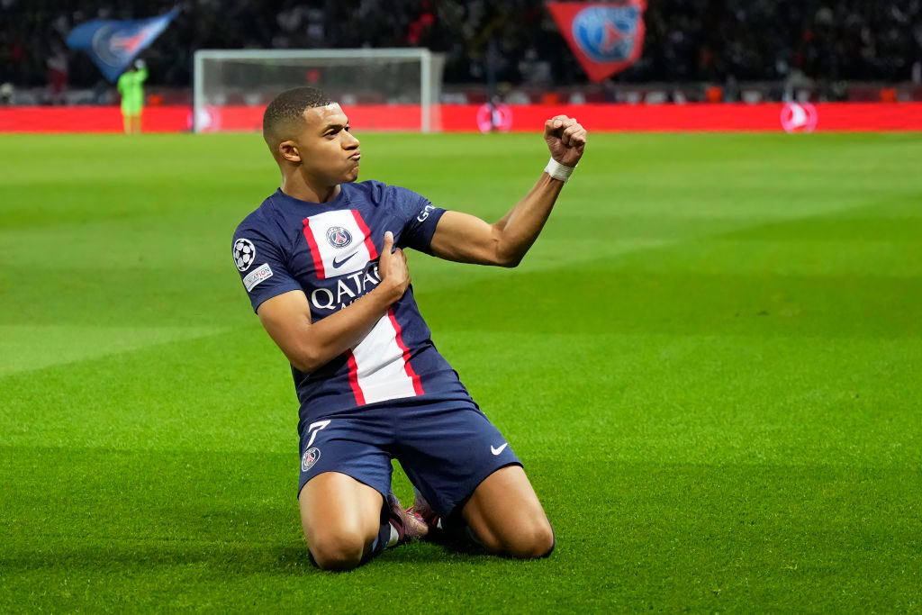 Kylian Mbappe reagisce dopo aver segnato il primo gol della partita durante la partita della Champions League tra Paris Saint-Germain (PSG) e SL Benfica l'11 ottobre 2022, allo stadio Parc des Princes di Parigi, Francia.