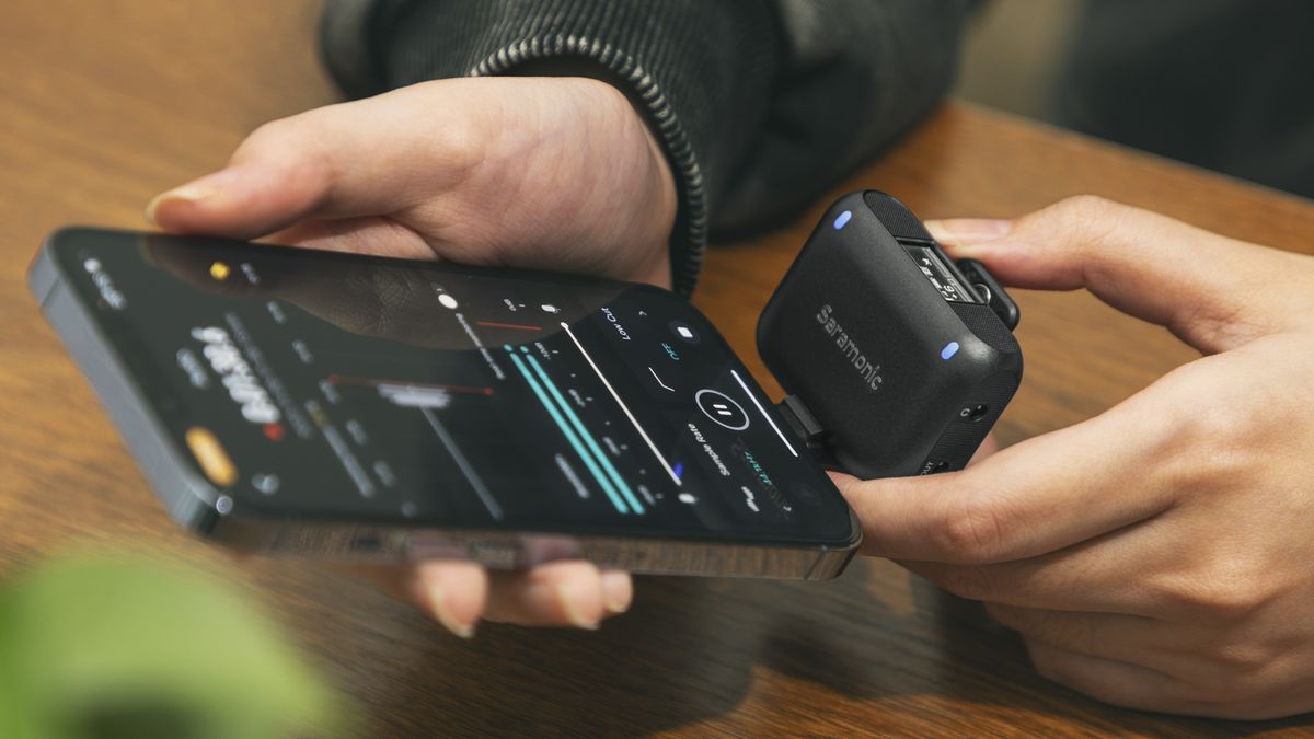 Saramonic Blink500 B2+ receiver connected to smartphone