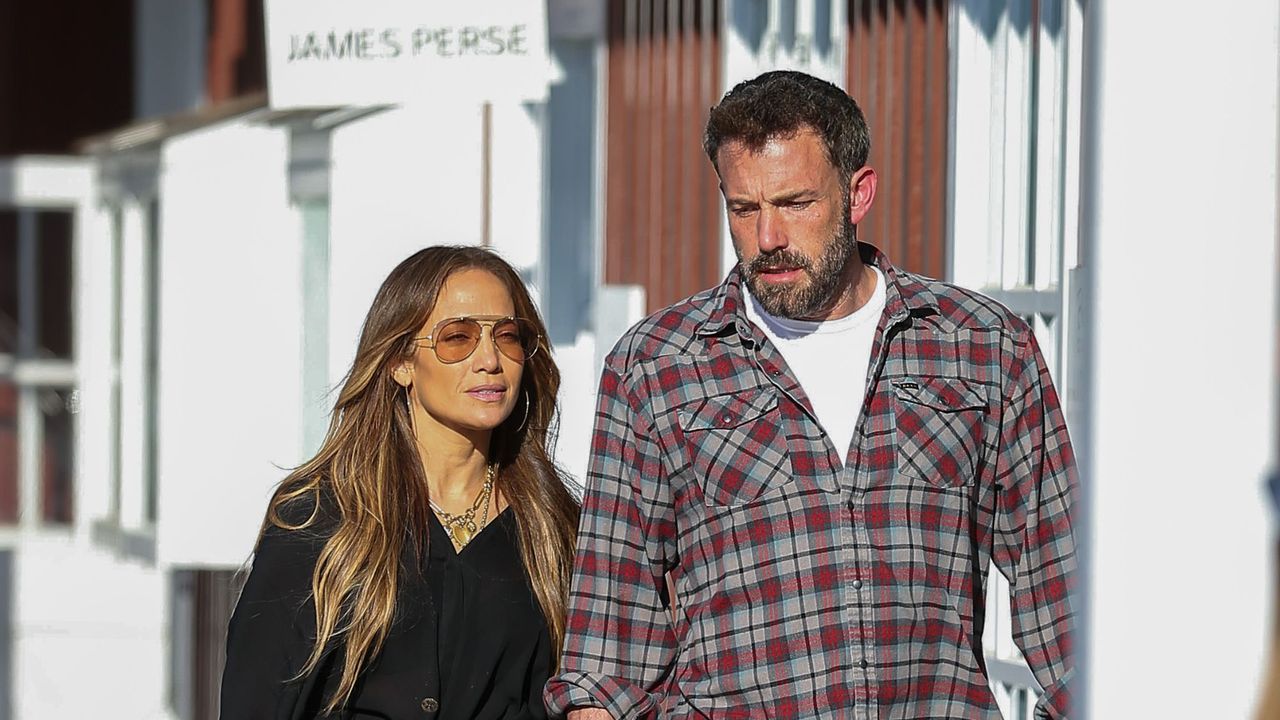 Jennifer Lopez and Ben Affleck walk in the street in Los Angeles