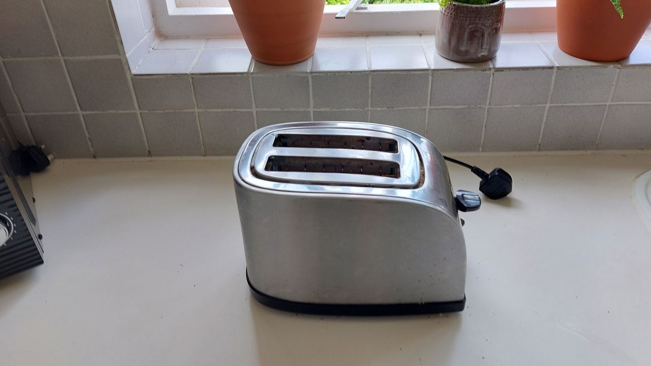 toaster after toothpaste cleaning hack