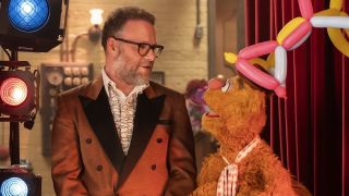 Seth Rogen talking to Fozzie in The Muppet Show special