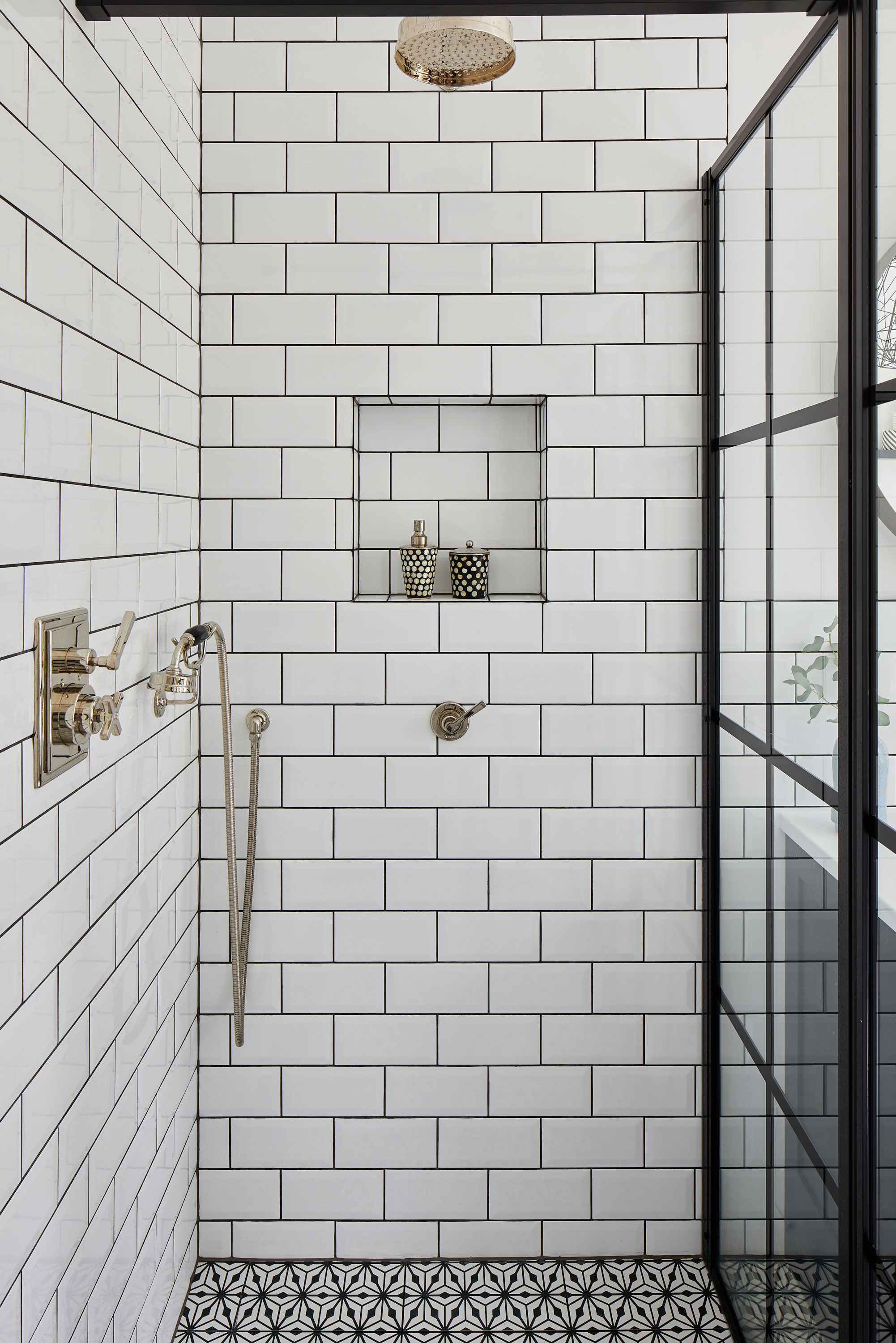 Real home: a time-warp bathroom gets an elegant monochrome makeover ...