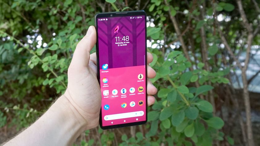 Sony Xperia 1 IV ihmisen kädessä