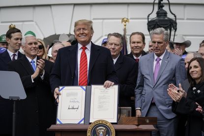 Trump signs the USMCA