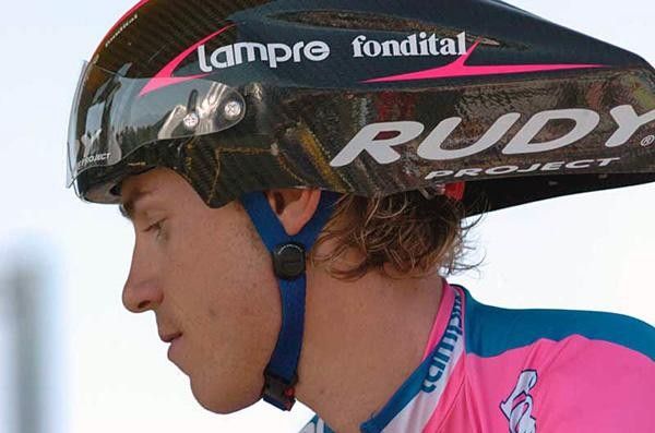 Damiano Cunego (Lampre-Fondital) trying to keep his helmet in frame