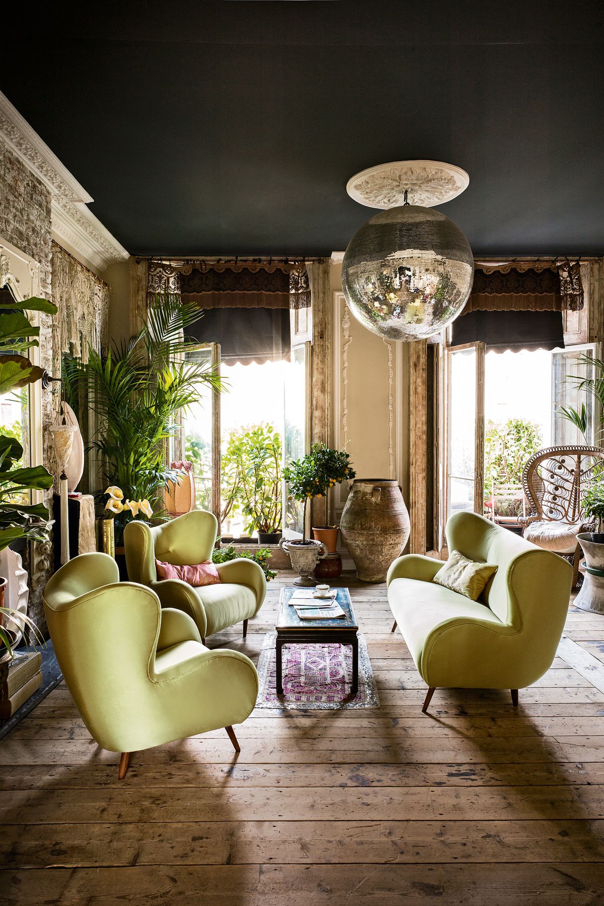 Dans un appartement avec terrasse victorienne à l'ouest de Londres, un mélange vertigineux de glamour et de bohème