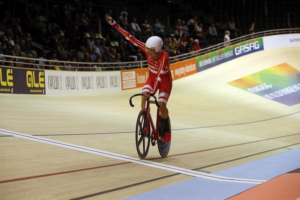 Trine Schmidt (Denmark) wins the women's points race