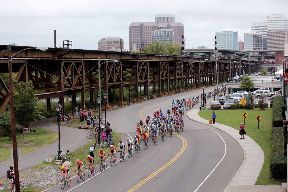 Peloton stretched out on the Richmond city circuit