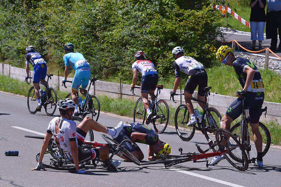 A crash between Gorka Izagirre (Movistar), Warren Barguil (Giant-Alpecin) and Borut Bozic (Cofidis)