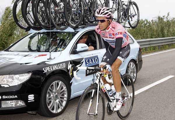 Alberto Contador (Saxo Bank - Sungard) gets some support from his team car