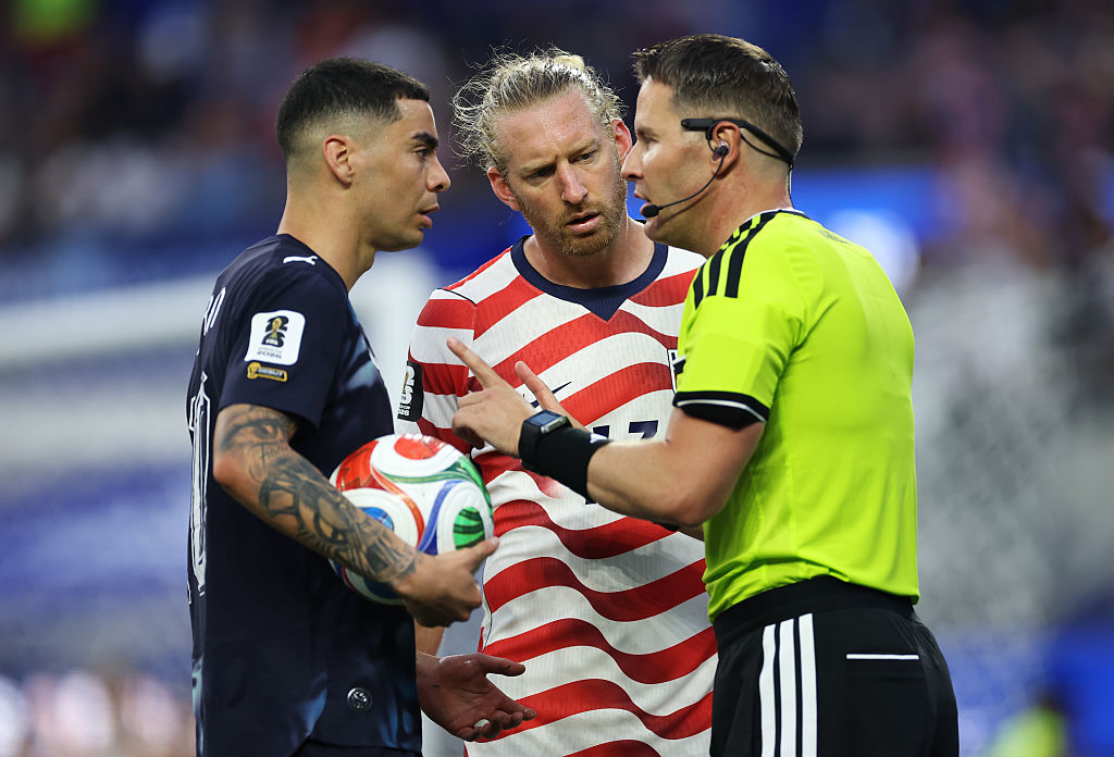 Tim Ream and Miguel Almiron discuss the 'mistaken identity' rule with referee Danny Makkelie during USA vs Paraguay at the World Cup 2026.