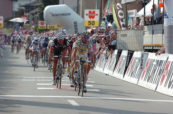 Cavendish is back on top once again in Tour de Suisse stage 3.