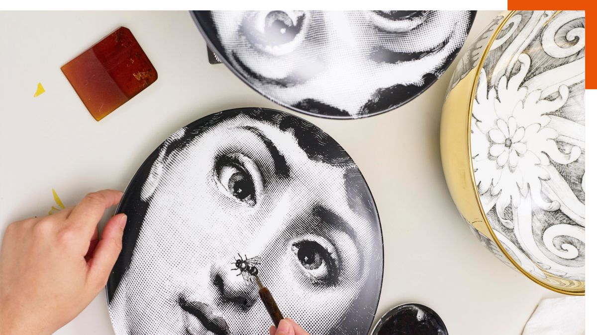 พบเห็น: จาน Fornasetti ลดราคา 30% ที่ Saks Fifth Avenue 