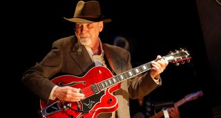 Duane Eddy at the 2009 Country Music Awards, playing a red Gretsch