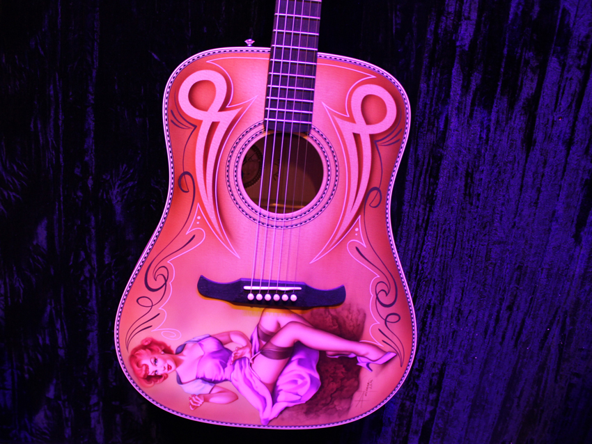 Fender Kingman bolt-on Pinup Girl