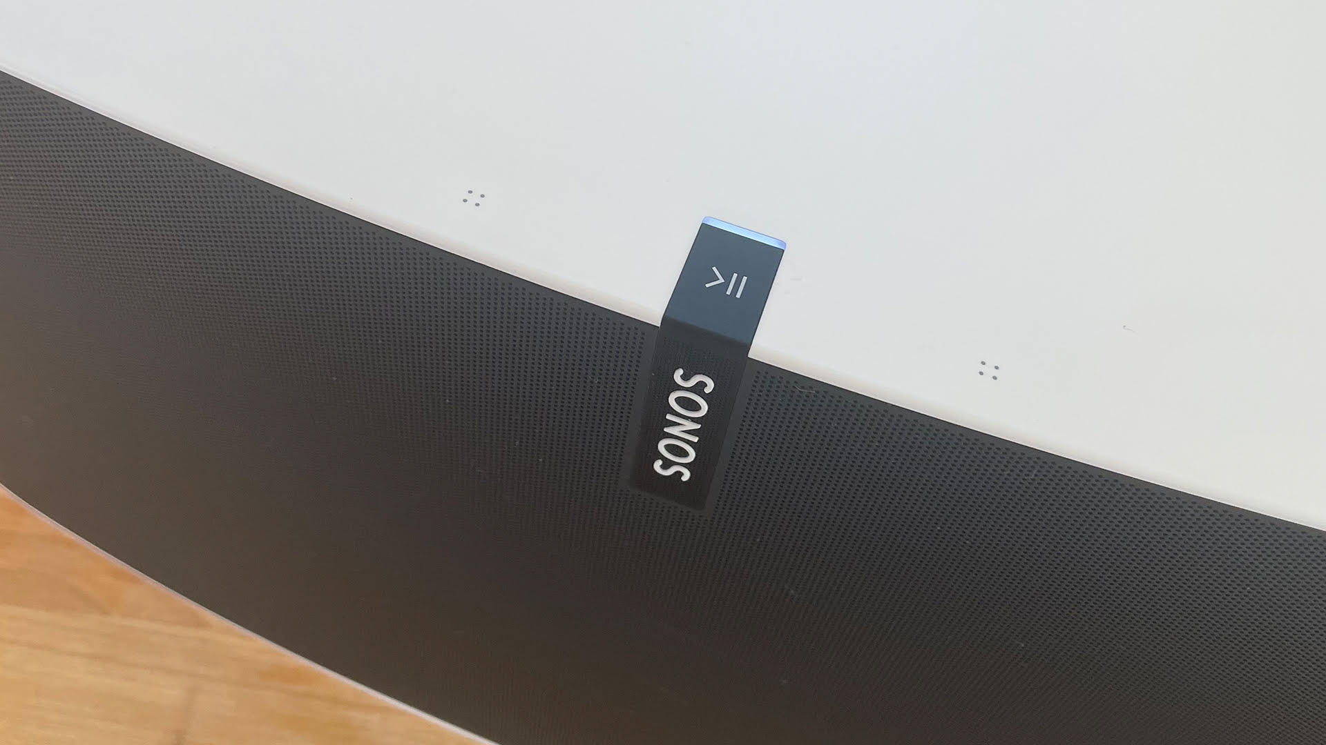 Shows Sonos Play:5 touch controls and status lights
