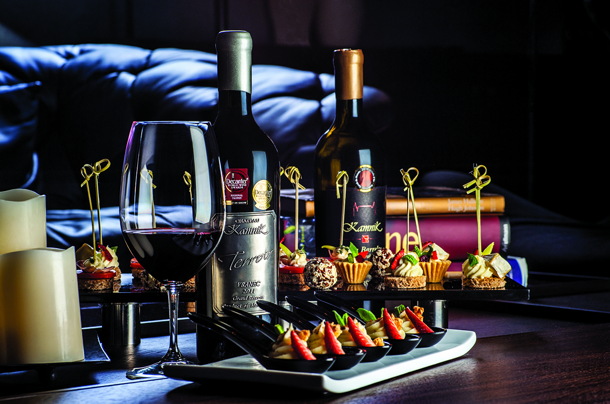 Appetisers and red wine