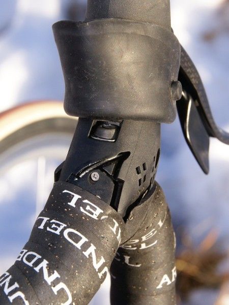 Rival also steps up to dual shift cable routing to accommodate user preferences or specific bar shapes.