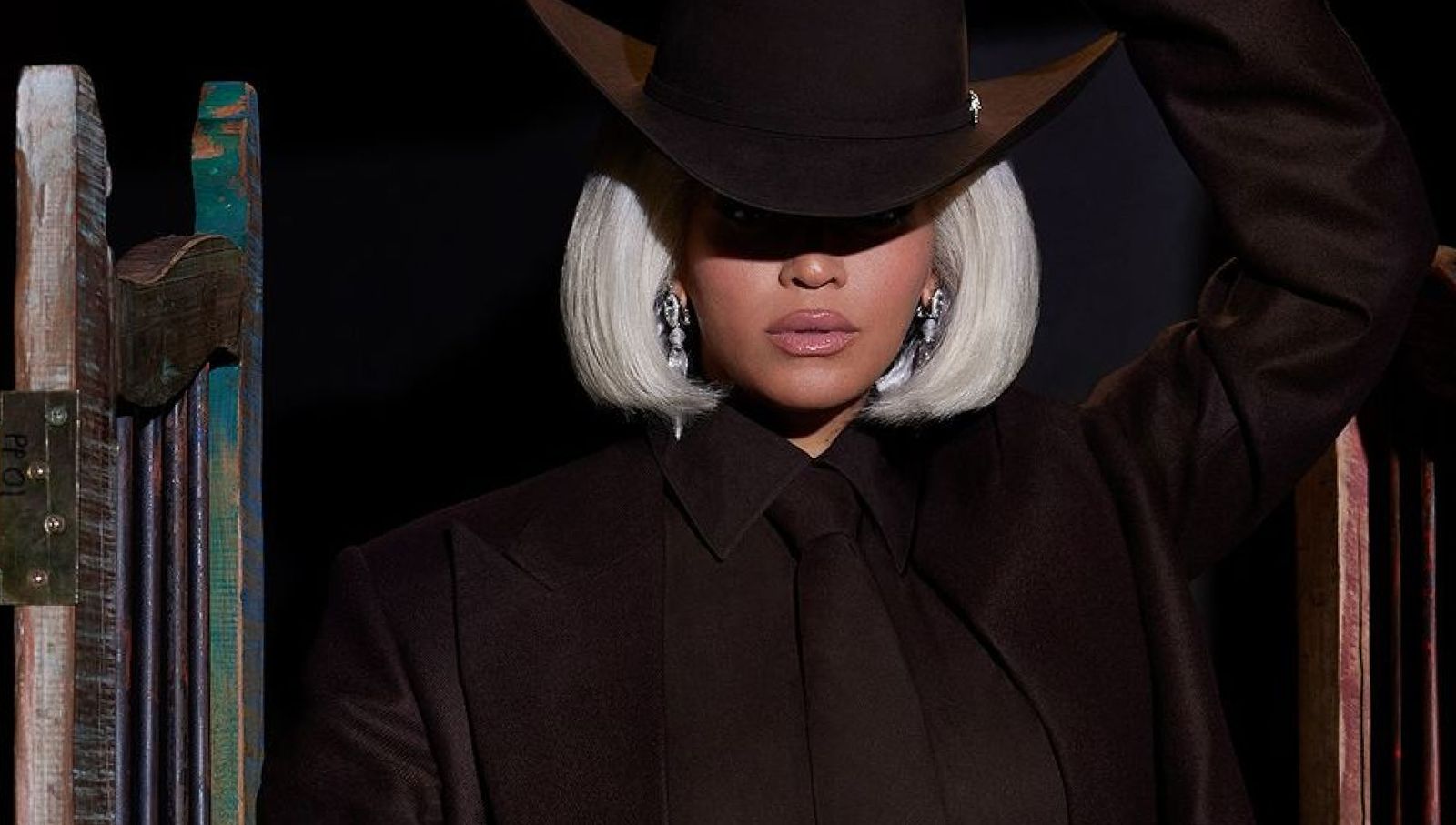 Beyoncé Chops Her Platinum 'cowboy Carter' Waves Into An Icy Blonde Bob 