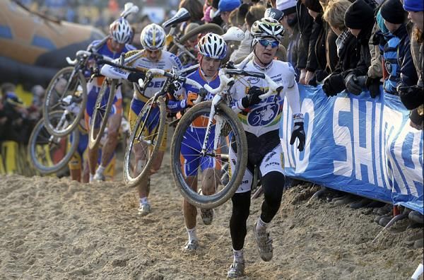 Zdenek Stybar (Telenet - Fidea) leads early on.