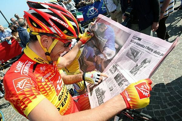 Joaqu&iacute;m Rodr&iacute;guez (Caisse d'Epargne) looks at himself in yesterday's paper.