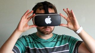 En konceptbild på en man som använder ett Apple VR-headset.