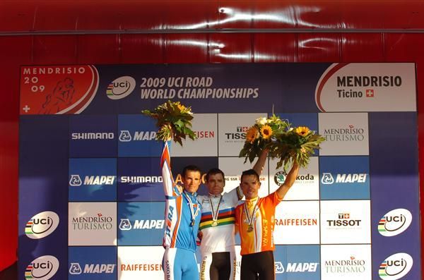 Alexandr Kolobnev (2nd, Russia), Cadel Evans (1st, Australia) and Joaqu&iacute;m Rodr&iacute;guez (3rd, Spain)
