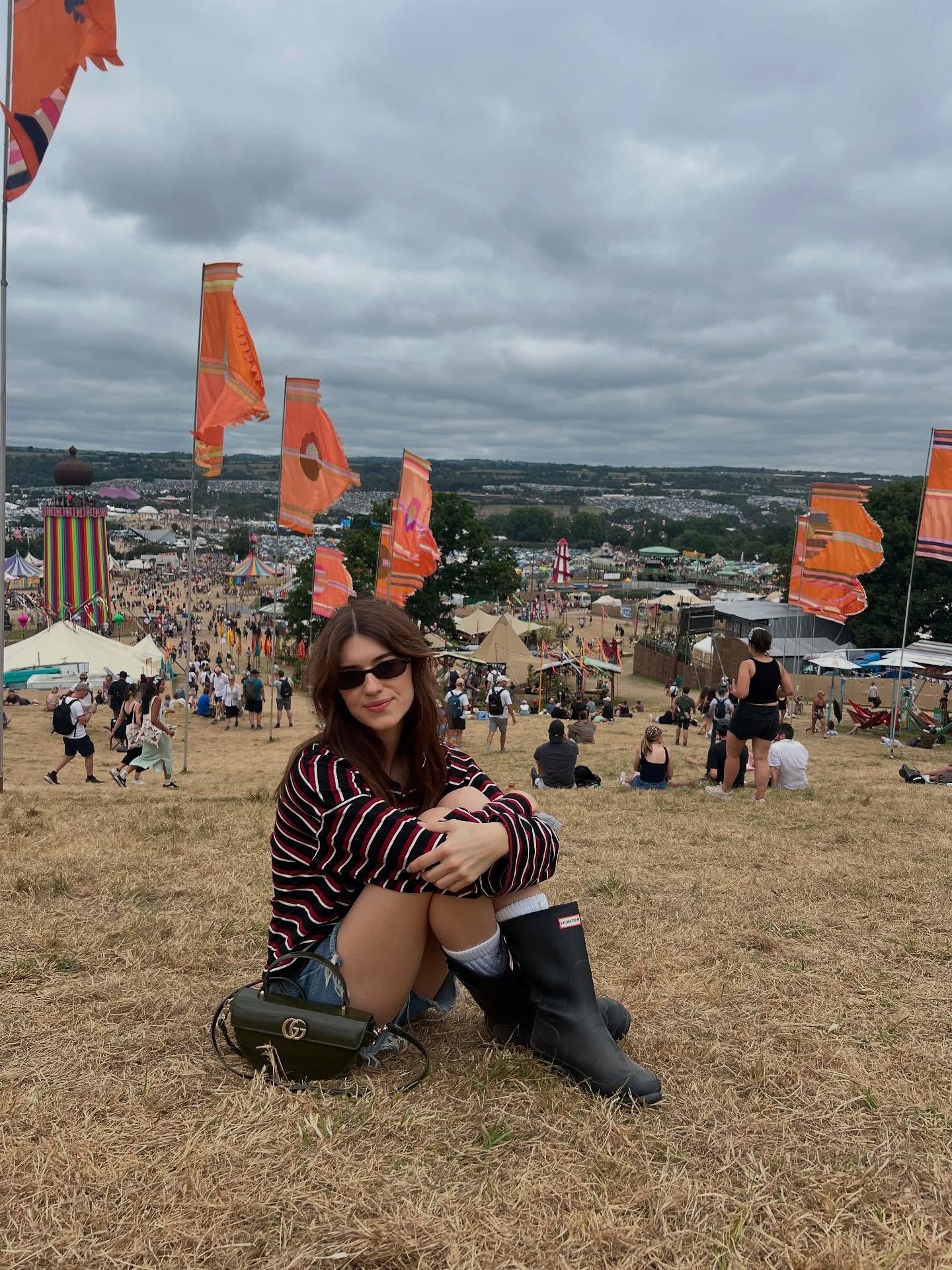Daisy Edgar Jones at Glastonbury Festival wearing Hunter rain boots.d