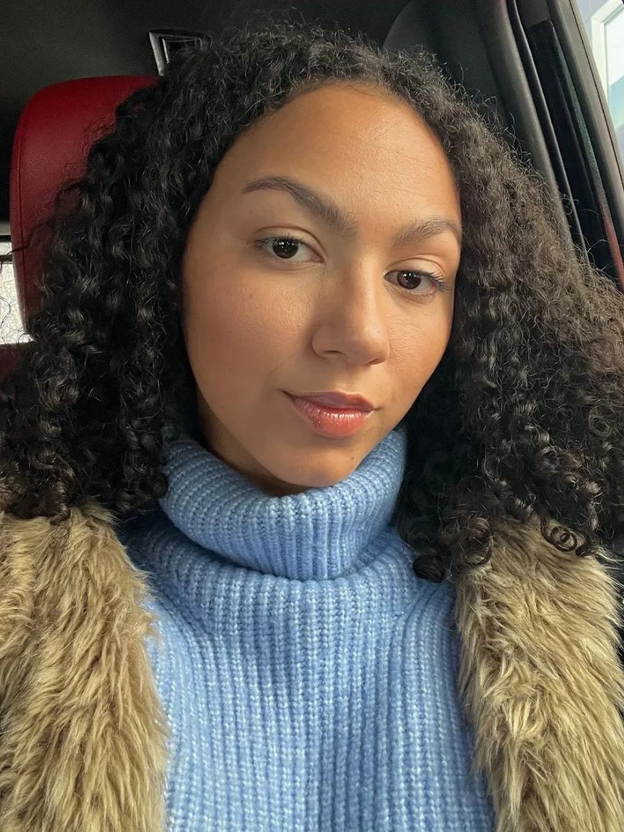 Who What Wear assistant beauty editor Sabrina Talbert wearing the Maybelline Fit Me Matte + Poreless Pressed Powder.