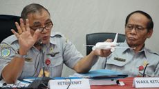 Indonesian Chairman of National Transportation Safety Commission briefs journalist about AirAsia flight QZ8501 