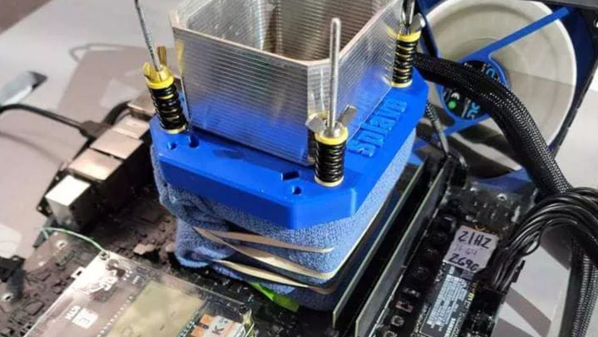 Intel Core i9-12900K being overclocked with liquid nitrogen