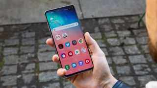 Samsung Galaxy S10 Plus ha un look raffinato, sebbene simile a quello dei modelli precedenti