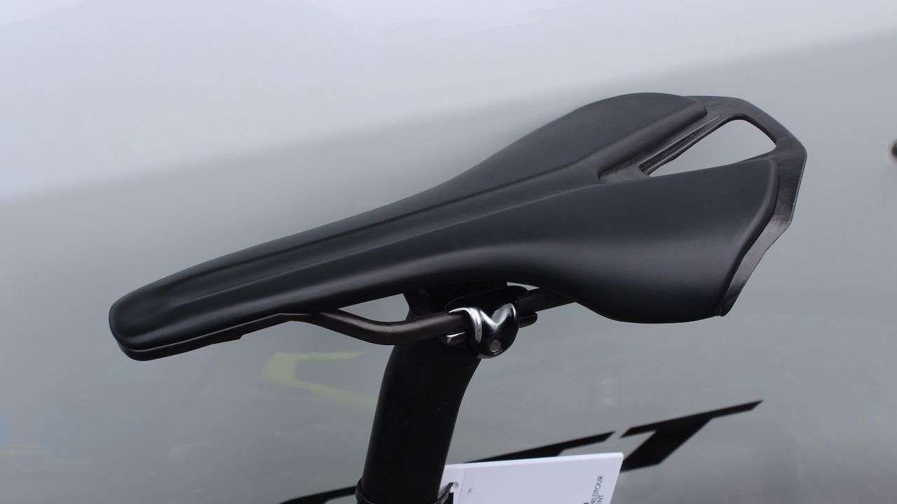 An unbranded Scott Syncros RR saddle was spotted on Simon Gerrans' bike