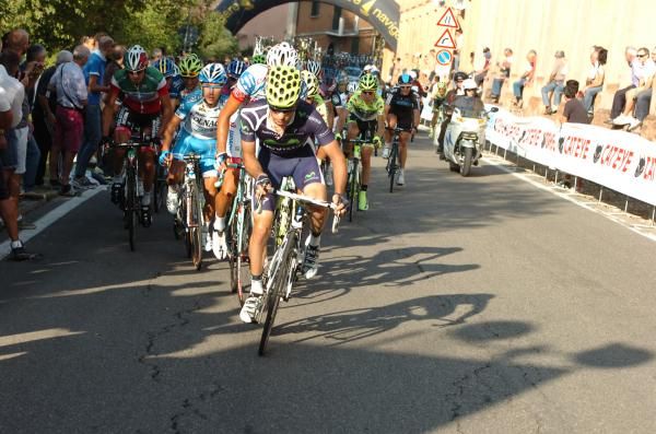 Visconti leads the chase on the climb