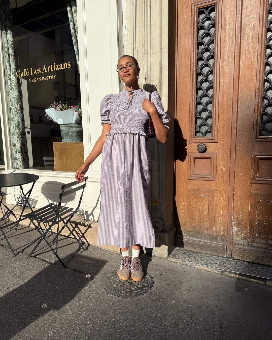 French trainer trends 2025: @lenafarl wears brown trainers