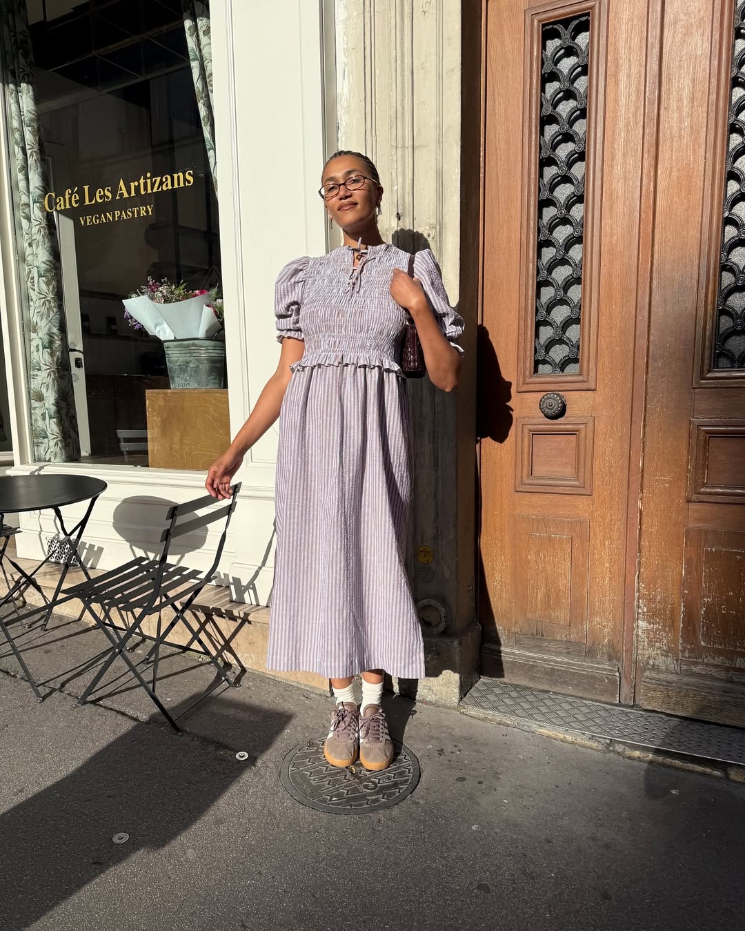 French trainer trends 2025: @lenafarl wears brown trainers