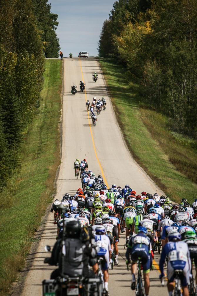 Riders get a gap on the front of the main field