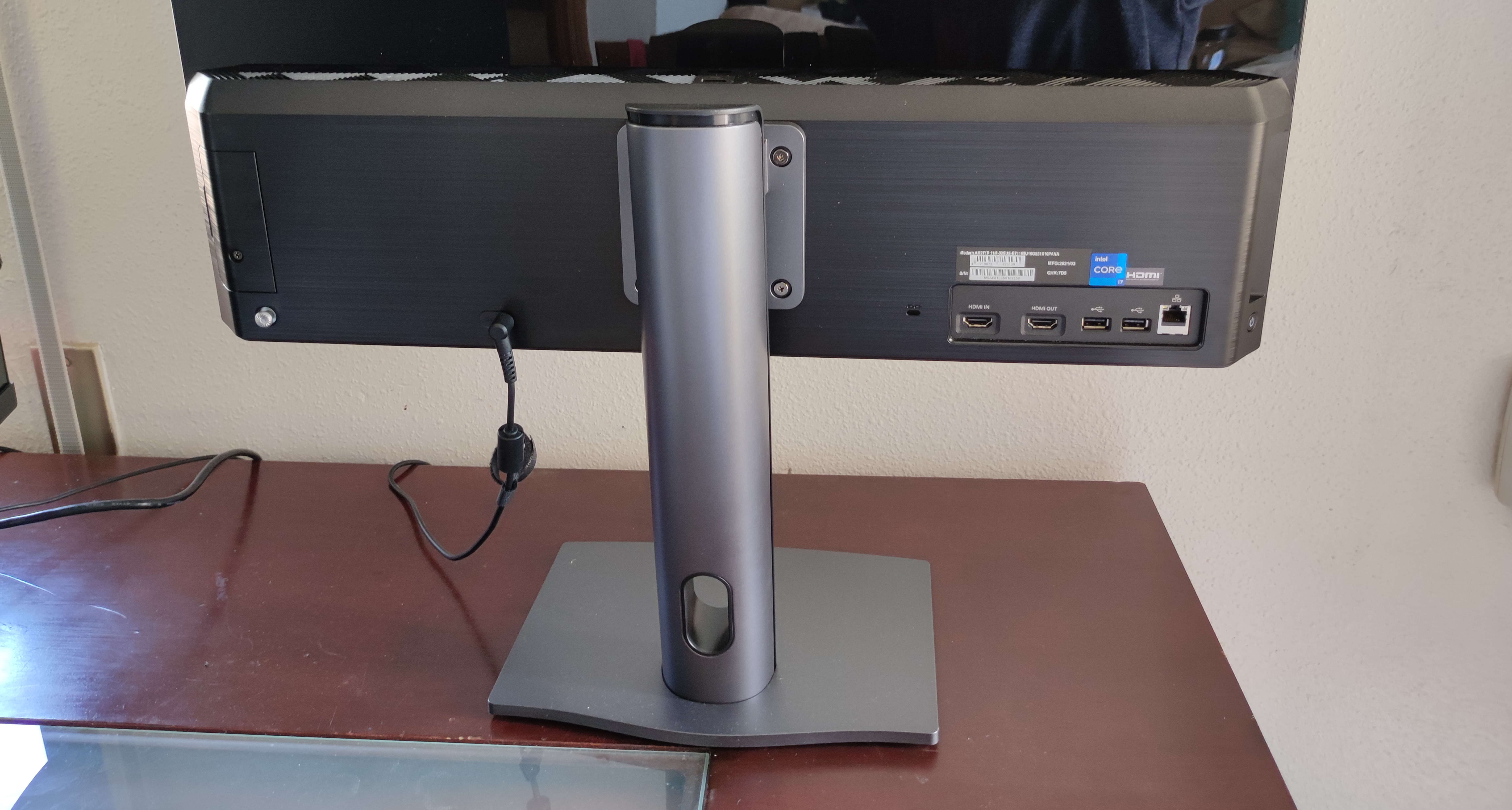 MSI Modern AM271P 11M visto desde atrás