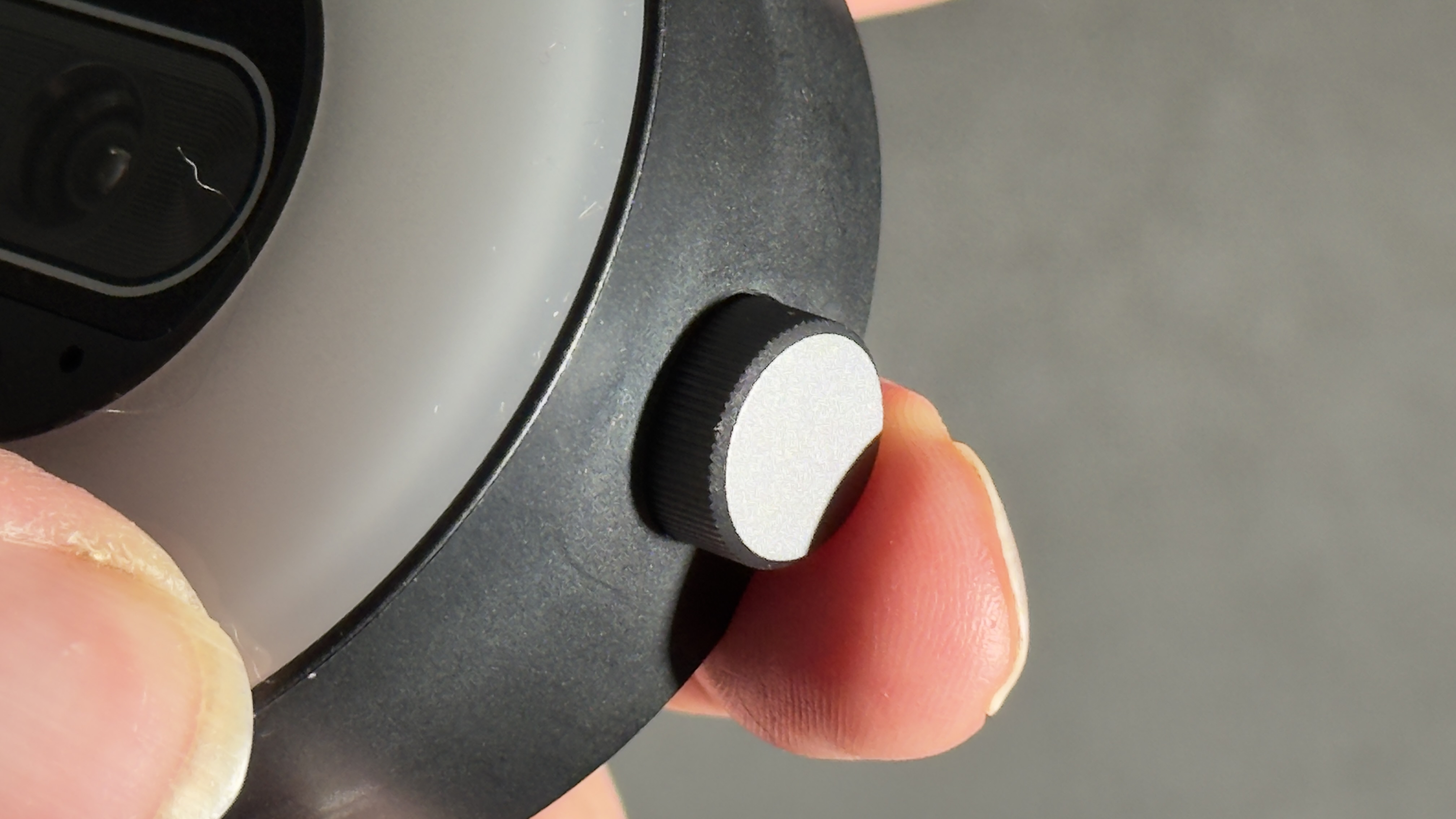 Close-up of the ridged control dial on the side of the EMEET SmartCam S600L webcam.