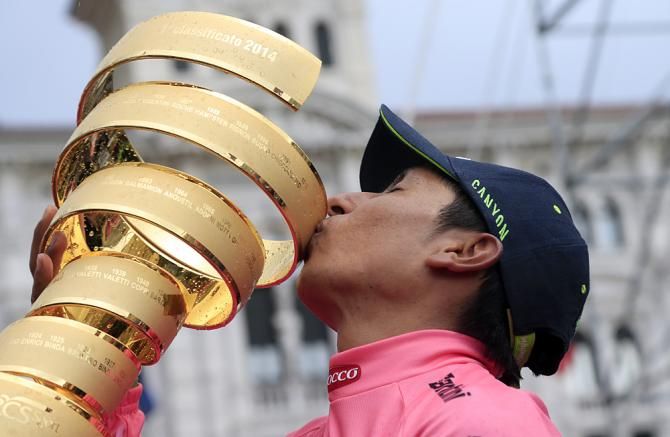 Nairo Quintana (Movistar) with his new trophy