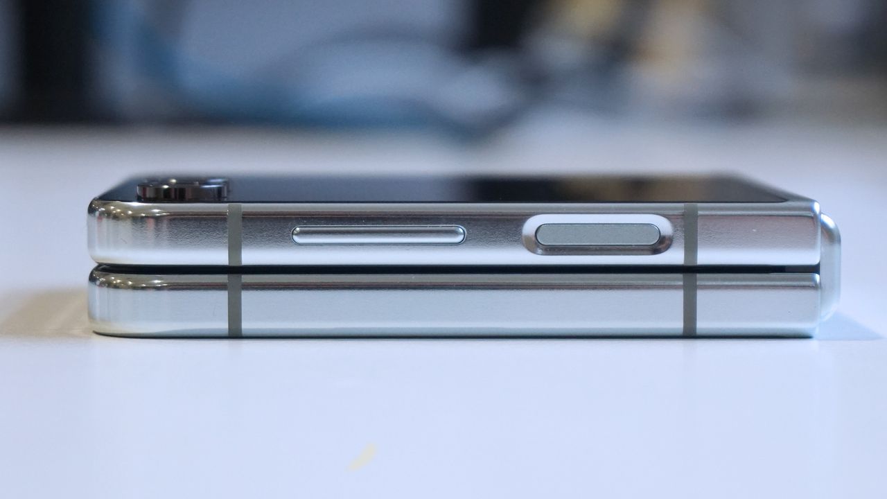 Samsung Galaxy Z Flip 5 review side closed