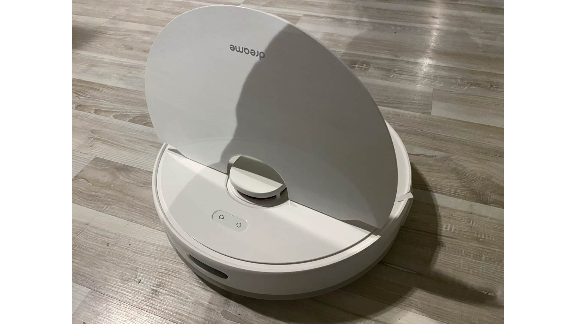 Det går såklart att tömma Dreame D10 Plus manuellt via luckan om du vill