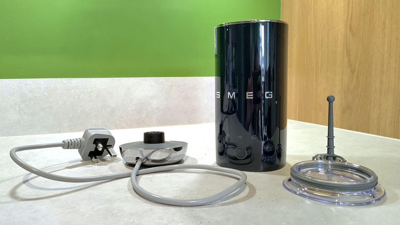 Smeg milk frother with accessories