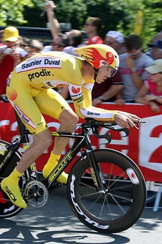 David Millar (Saunier Duval) propels the bike forwards