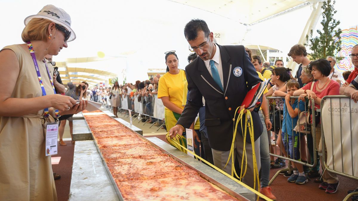 Longest pizza in the world