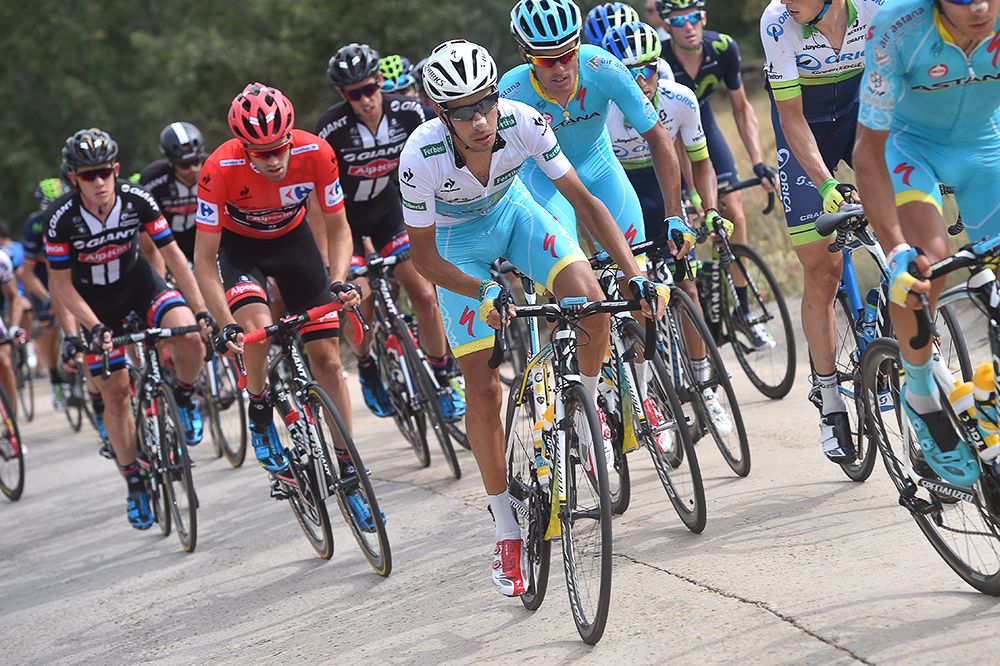 Tom Dumoulin shadows Fabio Aru during stage 18 of the Vuelta.