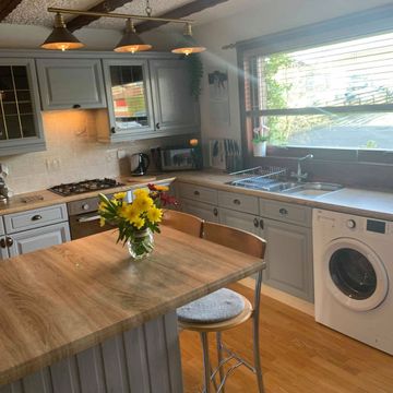 One savvy Mum transforms dated kitchen with DIY job – all for under £90 ...
