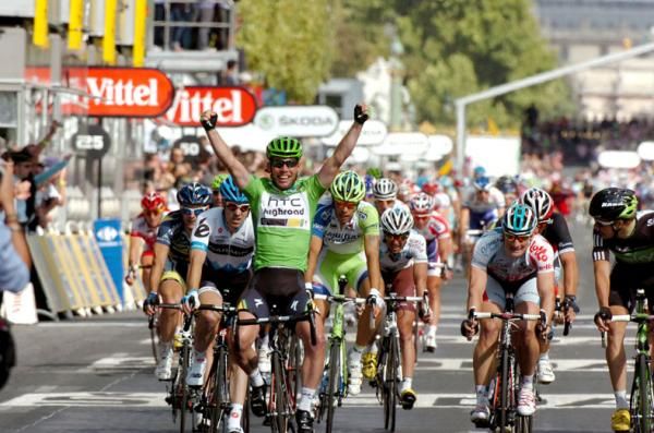Mark Cavendish (HTC-Highroad) wins on the Champs-Elysees in green.